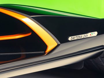 Een close-up van een groene en oranje Lamborghini Huracán.