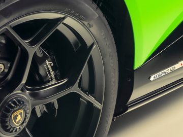 Een close-up van het stuur van een Lamborghini Huracán-sportwagen.