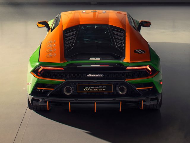 Een groen-oranje Lamborghini Huracán geparkeerd in een garage.