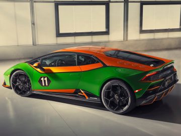 Een groen-oranje Lamborghini Huracán staat geparkeerd in een garage.