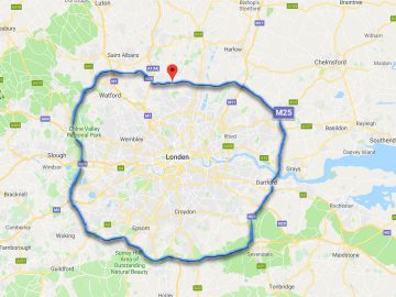 Een kaart met de locatie van Londen in een MINI Cooper S.