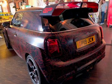 De achterkant van een MINI John Cooper Works GP in een museum.