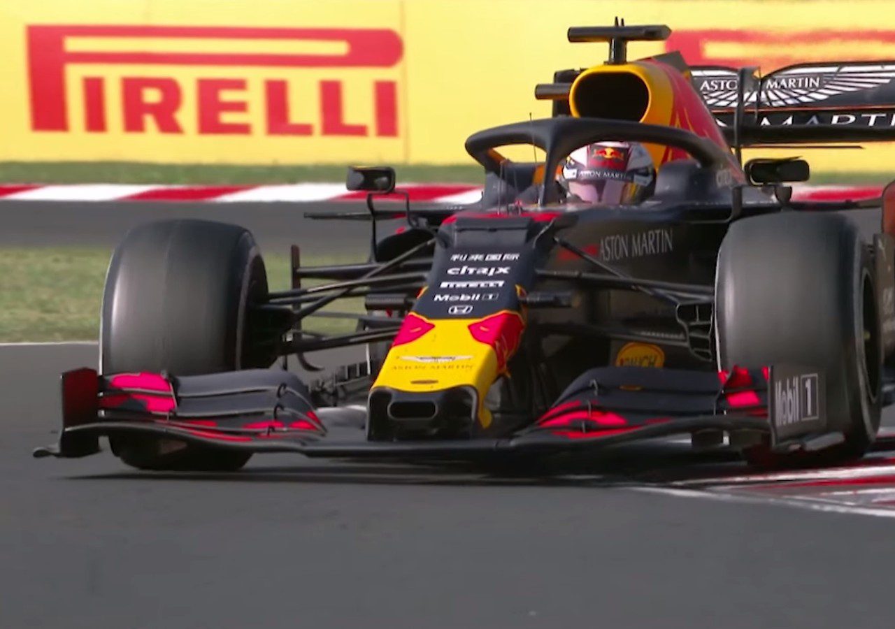 Een rode Formule 1-stierracewagen op een circuit in Hongarije.