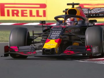 Een rode Formule 1-stierracewagen op een circuit in Hongarije.