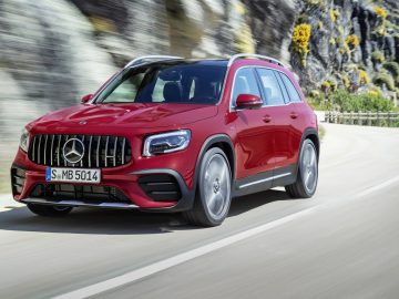 De Mercedes-Benz GLB uit 2020 rijdt over een bergweg.