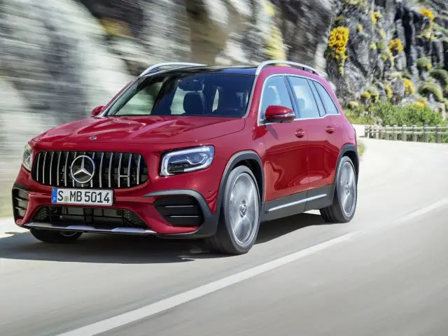 De Mercedes-Benz GLB uit 2020 rijdt over een bergweg.