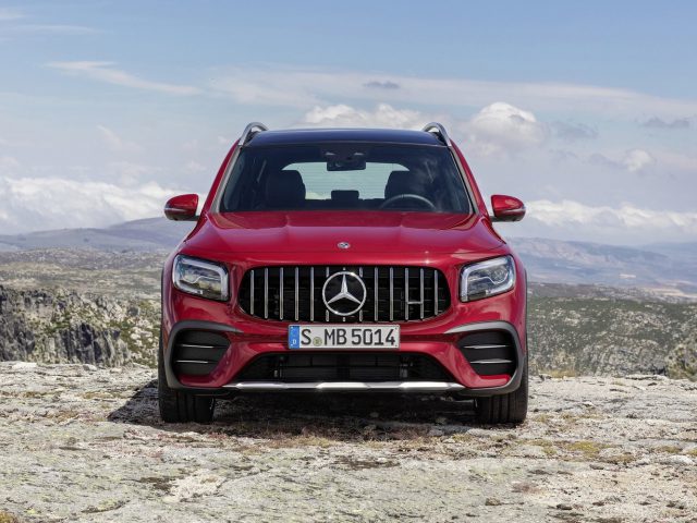 De Mercedes-Benz GLB uit 2019 staat geparkeerd op de top van een berg.