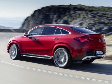 De rode Mercedes-Benz GLE Coupé rijdt over een bergweg.