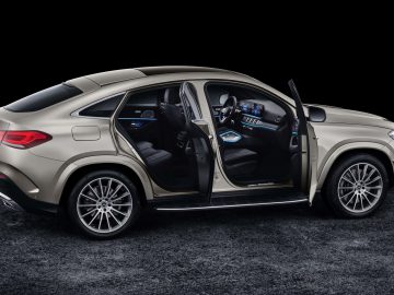De nieuwe Mercedes-Benz GLE Coupé wordt getoond met geopende deuren.