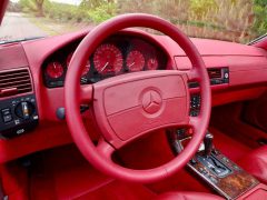 Het interieur van een rode Mercedes-Benz SL500 Carat van Duchatelet.