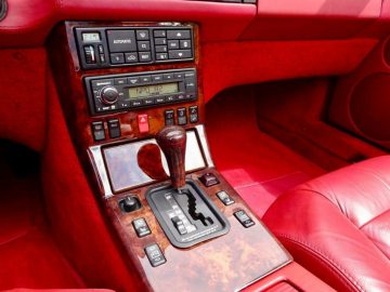 Het interieur van een rode Mercedes-Benz SL500 Carat van Duchatelet sportwagen.