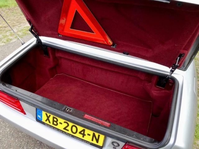 De kofferbak van een Mercedes-Benz SL500 Carat van Duchatelet met een rode driehoek erop.