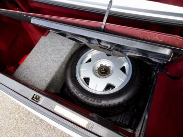 In de kofferbak van een Mercedes-Benz SL500 Carat van Duchatelet zit een band.