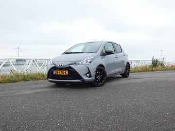 De Toyota Yaris staat, geassisteerd door ANWB, langs de kant van de weg geparkeerd.