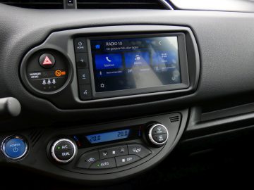 Het ANWB dashboard van een auto met touchscreen.