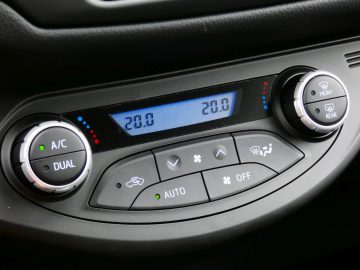Het dashboard van een auto met een ANWB digitaal display.