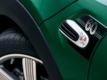 Een close-up van een groene MINI Cooper S Countryman.