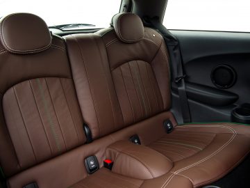 De stoelen van een MINI Cooper S zijn bruin en groen.