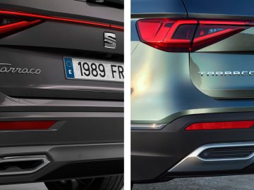 De achterkant van een zwart-grijze SUV met een SEAT-logo.