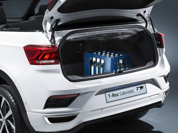 De kofferbak van een Volkswagen T-Roc Cabrio met flessen erin.