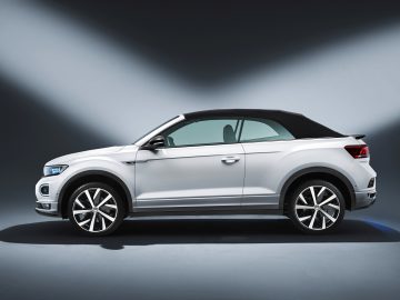 De nieuwe Volkswagen T-Roc Cabrio wordt getoond in een studio.