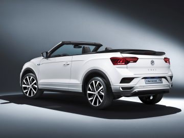 De witte Volkswagen T-Roc Cabrio wordt getoond in een studio.