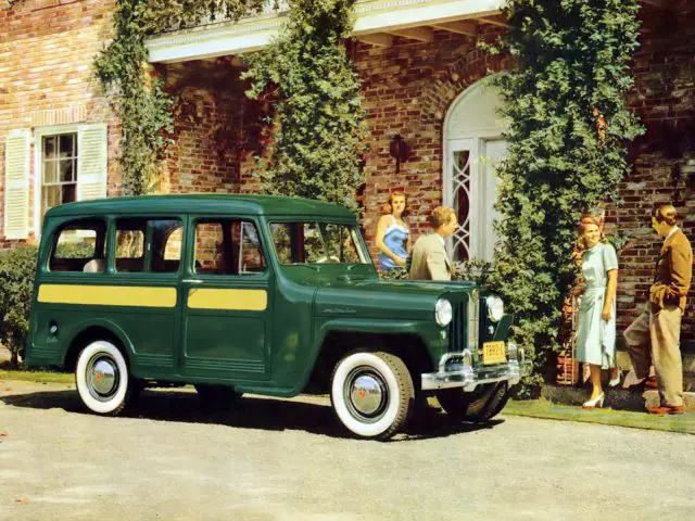 Een groene Jeep Wagoneer parkeerde voor een huis.