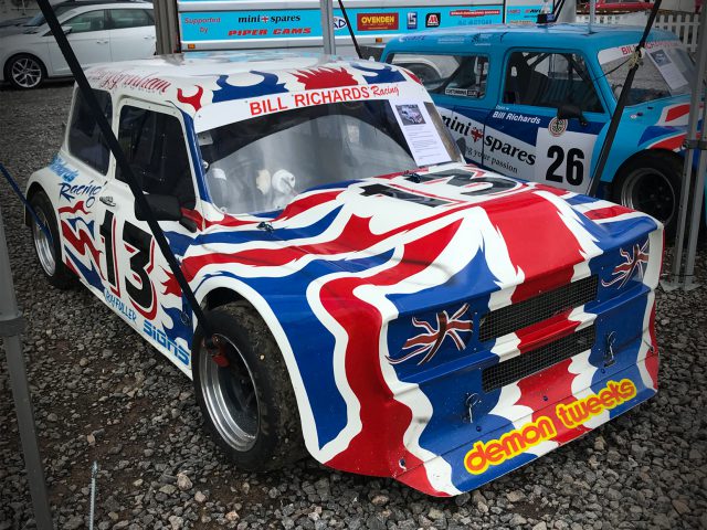 Een MINI Cooper S met een Britse vlag erop geschilderd.