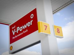 Een bord voor een tankstation met de tekst Shell V4 Power.