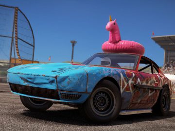 Een blauwe auto met een roze flamingo erop die meedoet aan Wreckfest.