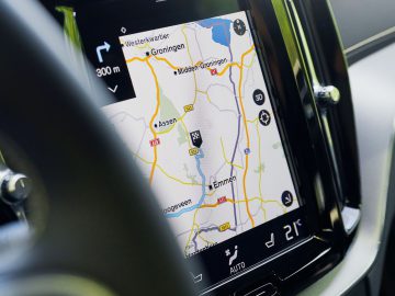 Het dashboard van een auto met een AED en GPS-scherm.