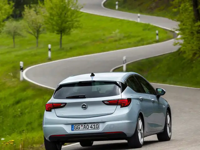 De Opel Astra vaart over een bochtige weg.