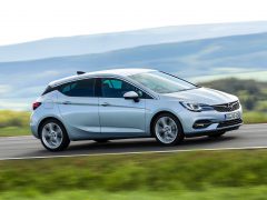 De nieuwe Opel Astra rijdt over de weg.
