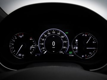Het dashboard van een Opel Astra met meters en meters.