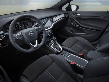 Het interieur van de Opel Astra 2019.