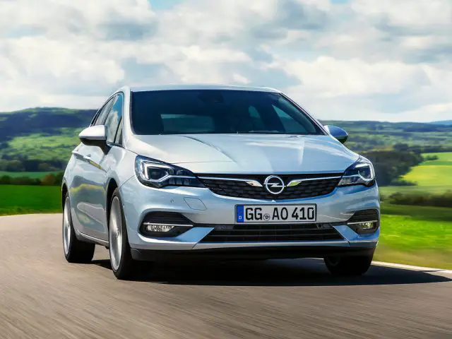 De nieuwe Opel Astra rijdt over een landweggetje.
