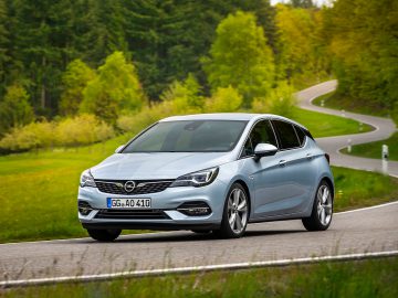 De nieuwe Opel Astra rijdt over een landweggetje.