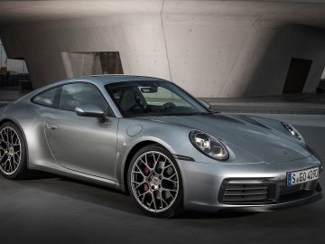 Voor het IAA-gebouw staat de nieuwe Porsche 911 GTS geparkeerd.