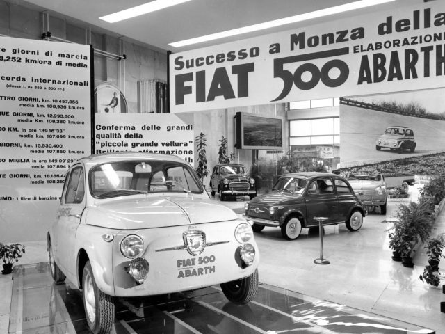 Een zwart-witfoto van een tentoongestelde Fiat 500 Abarth.