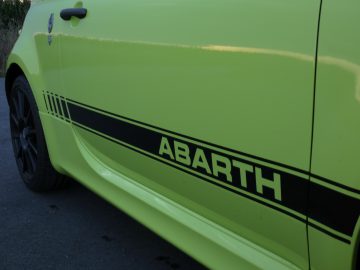 Een groen-zwarte Abarth-auto.