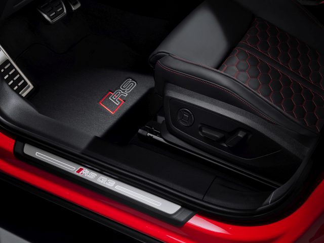 Het interieur van een rode Audi RS Q3.
