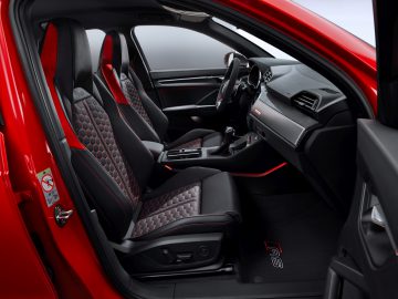 Het interieur van een rode Audi RS Q3.