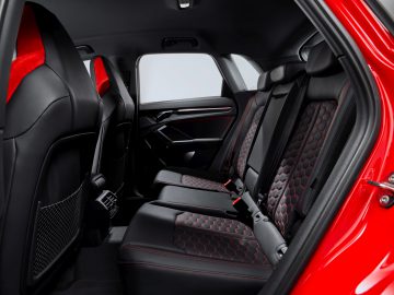 Het interieur van een Audi RS Q3 met zwarte stoelen.