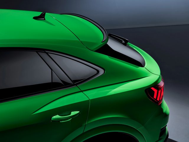 Het achteraanzicht van een groene Audi RS Q3.