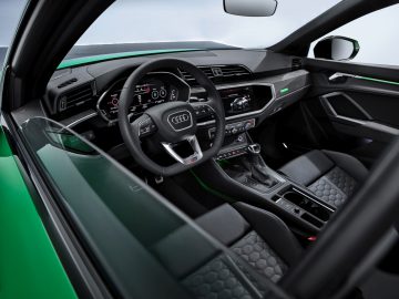 Het interieur van een groene Audi RS Q3.