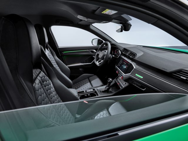 Het interieur van een groene Audi RS Q3.