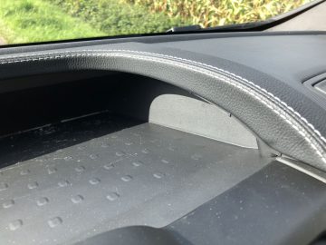 Het dashboard van een Opel Vivaro met een klein bakje erin.