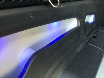 Opel Vivaro deurpanelen met blauwe led-verlichting.