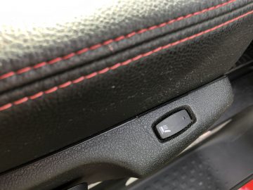 Een close-up van een knop in een Opel Vivaro.