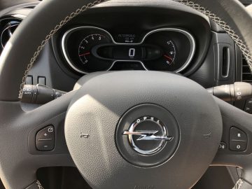 Het stuur en het dashboard van de Opel Vivaro.
